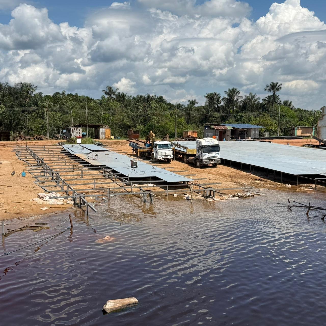 Balsa cargueira para transporte fluvial de carga na Amazônia — 11