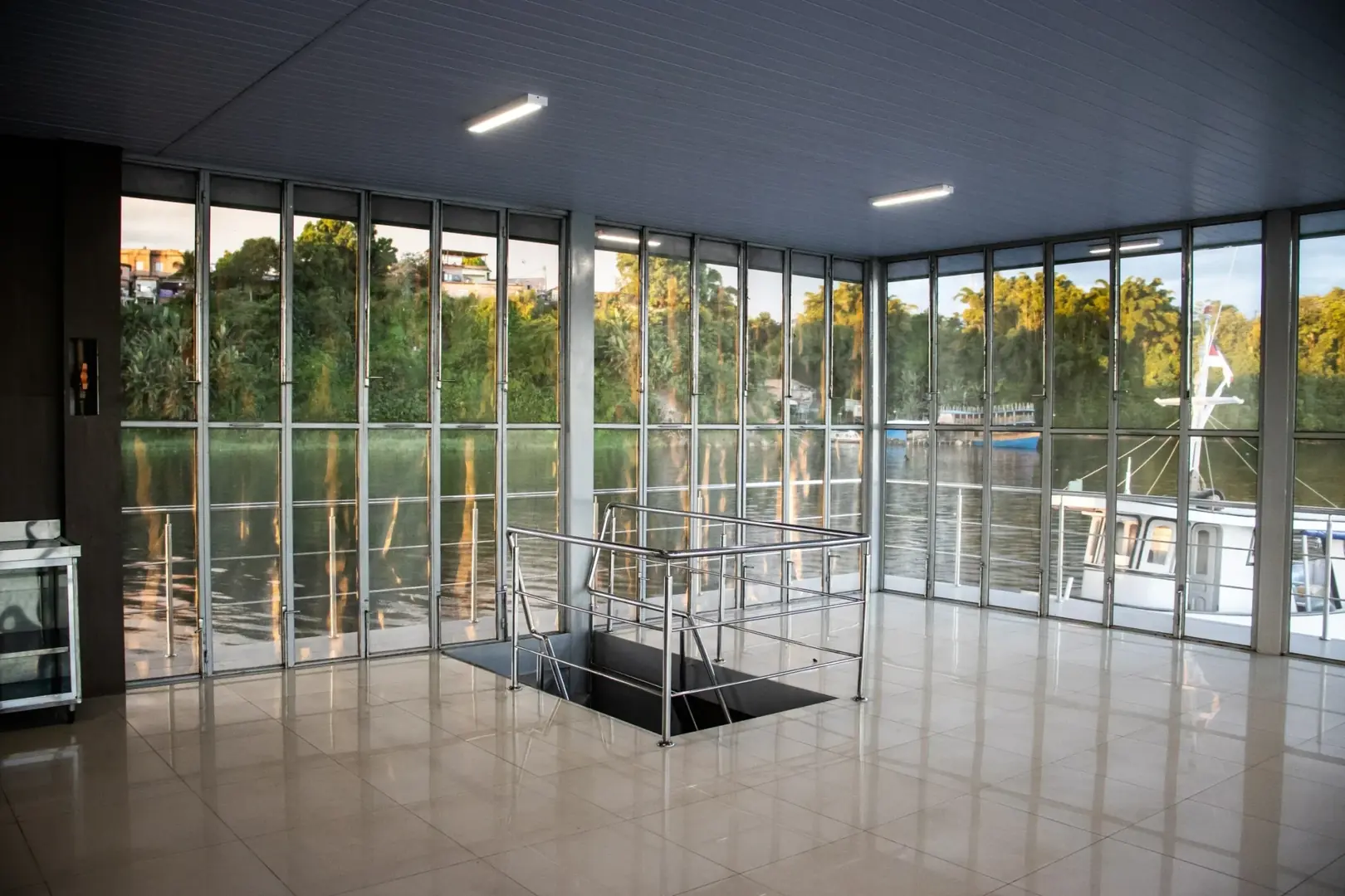 Laboratório flutuante do Projeto SALAS fabricado pelo Estaleiro Roswand em Manaus - AM
